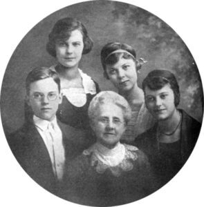 Louie B. Felt with grandchildren of her sisterwives, 1919. Courtesy International Society Daughters of Utah Pioneers.